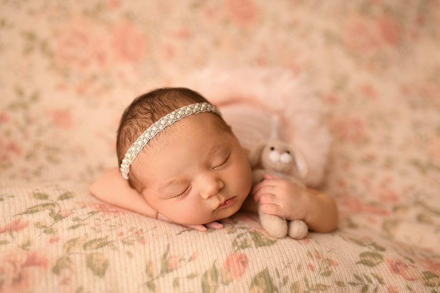 head on hands newborn pose